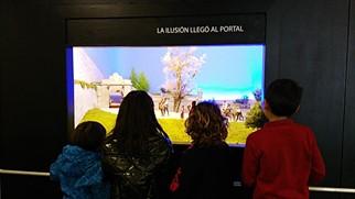 Varios niños viendo a los Reyes Magos ... en la exposición de belenes
