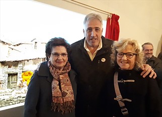 Las autoras, Pilar (izda) y Ana (dcha) con el alcalde de Pamplona Joseba Asirón