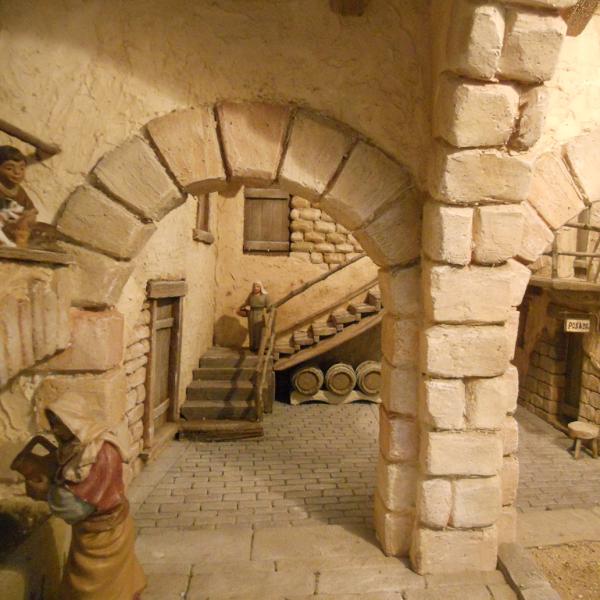 Escaleras en un interior con arcos