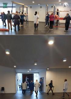 Voluntarios de la asociación montando la exposición de 2023