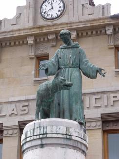Estatua de San Francisco de Asís en Pamplona