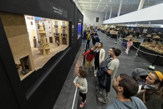 Un grupo de personas delante de uno de los belenes. Foto: diariodenavarra.es