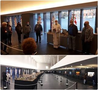 La sala instantes después de la bendición (arriba) y poco antes de abrir al público