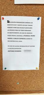 Cartel instalado en la puerta del almacén de materiales