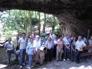 Algunos de los asistentes en las cuevas de Zugarramurdi.