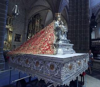 Imagen de la Virgen de Santa María estrenando carroza en la Catedral de Pamplona