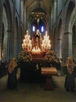 La imagen de la Dolorosa custodiada por miembros de la Hermandad de la Paz y de la Caridad, Catedral de Pamplona