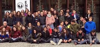 Escolares de un centro educativo en la puerta de la exposición