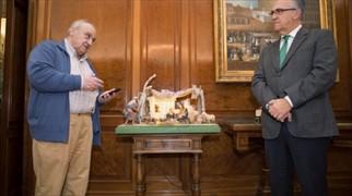 Pedroja Martínez, izquierda, Presidente de la asociación y Enrique Maya, derecha, alcalde de Pamplona