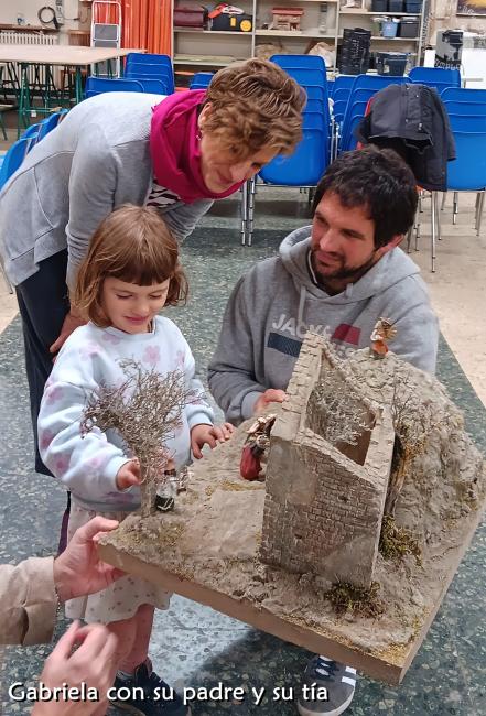 Gabriela con su padre y su tía