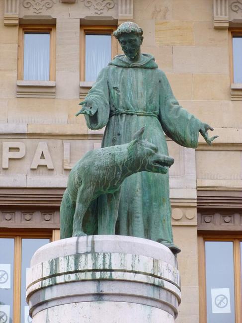 Estatua de San Francisco de Asís en Pamplona